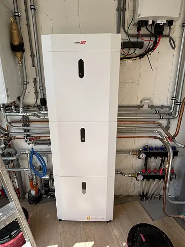 13.8 kWh SolarEdge Home Battery with 24 Solar Panels, backup function & 2 charging stations